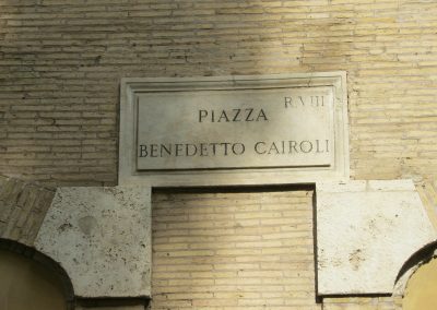 Ozdobna tablica informacyjna „Piazza Benedetto Cairoli”.