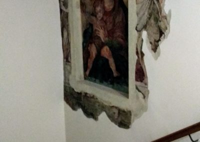 Klatka schodowa prowadząca na piętro z częściowo zachowanym freskiem przedstawiającym Matkę Bożą z Dzieciątkiem.