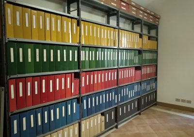 Pomieszczenie z zasobem historycznym PISK z zachowanym schematem układu dokumentacji w archiwum bieżącym opracowanym przez Eugeniusza Reczka SJ.