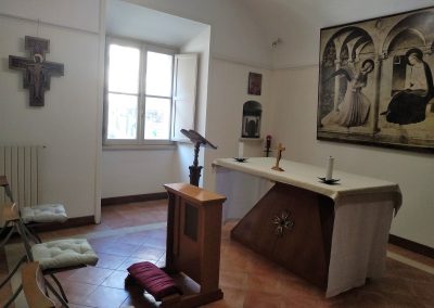 Kaplica domowa Instytutu. Na frontowej ścianie kopia obrazu „Zwiastowania” autorstwa Fra Angelico (oryginał we florenckim klasztorze-muzeum San Marco).