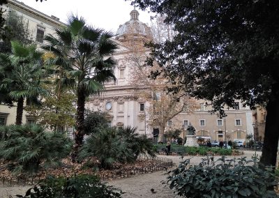 Widok na Piazza Benedetto Cairoli od strony fontanny. W głębi kościół pw. San Carlo ai Catinari. Obok po prawej wejście do Papieskiego Instytutu Studiów Kościelnych (ciemne drzwi).