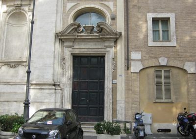 Drzwi wejściowe do Papieskiego Instytutu Studiów Kościelnych przy Piazza Benedetto Cairoli 117.