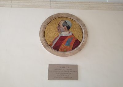 Mozaika naprzeciwko głównego wejścia do czytelni przedstawiająca papieża Piusa XII.