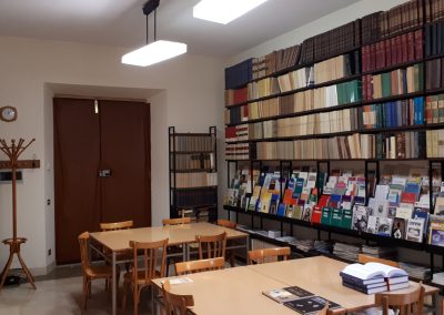 Czytelnia z katalogiem bibliotecznym, podręcznym księgozbiorem oraz periodykami.