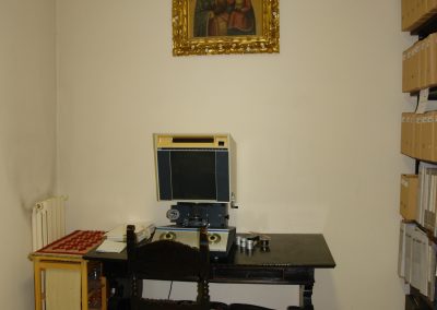 Miejsce obok czytelni do przeglądania mikrofilmów.